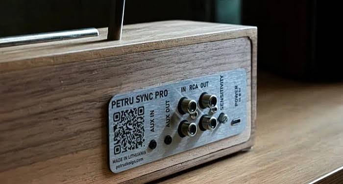 Petru Sync Pro - Smart Audio Visualizer and Record Stand - (Natural Wood w/ Black & Silver Knobs)