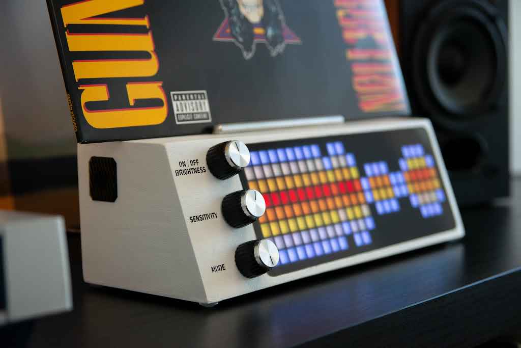 Petru Smart Audio Visualizer and Record Stand - White Wood w/ Black & Silver Knobs