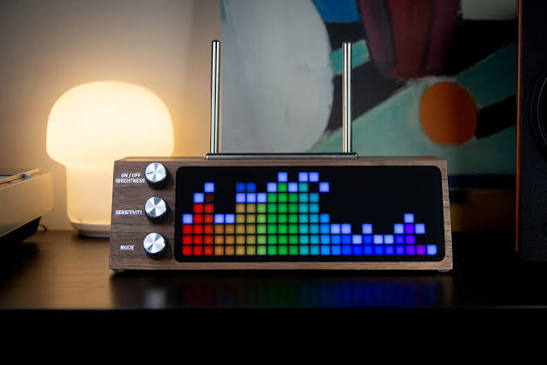 Petru Sync Pro - Smart Audio Visualizer and Record Stand - (Natural Wood w/ Black & Silver Knobs)