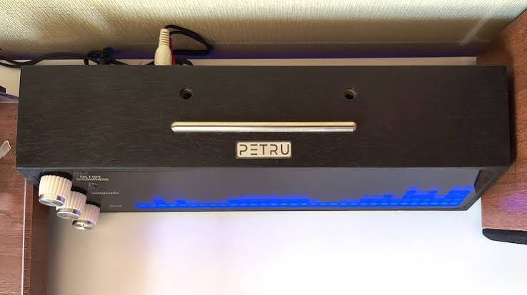 Petru Sync Pro - Smart Audio Visualizer and Record Stand - (Black Wood w/ Black & Silver Knobs)